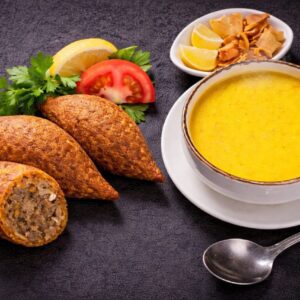 Kibbeh und Linsensuppe Menü